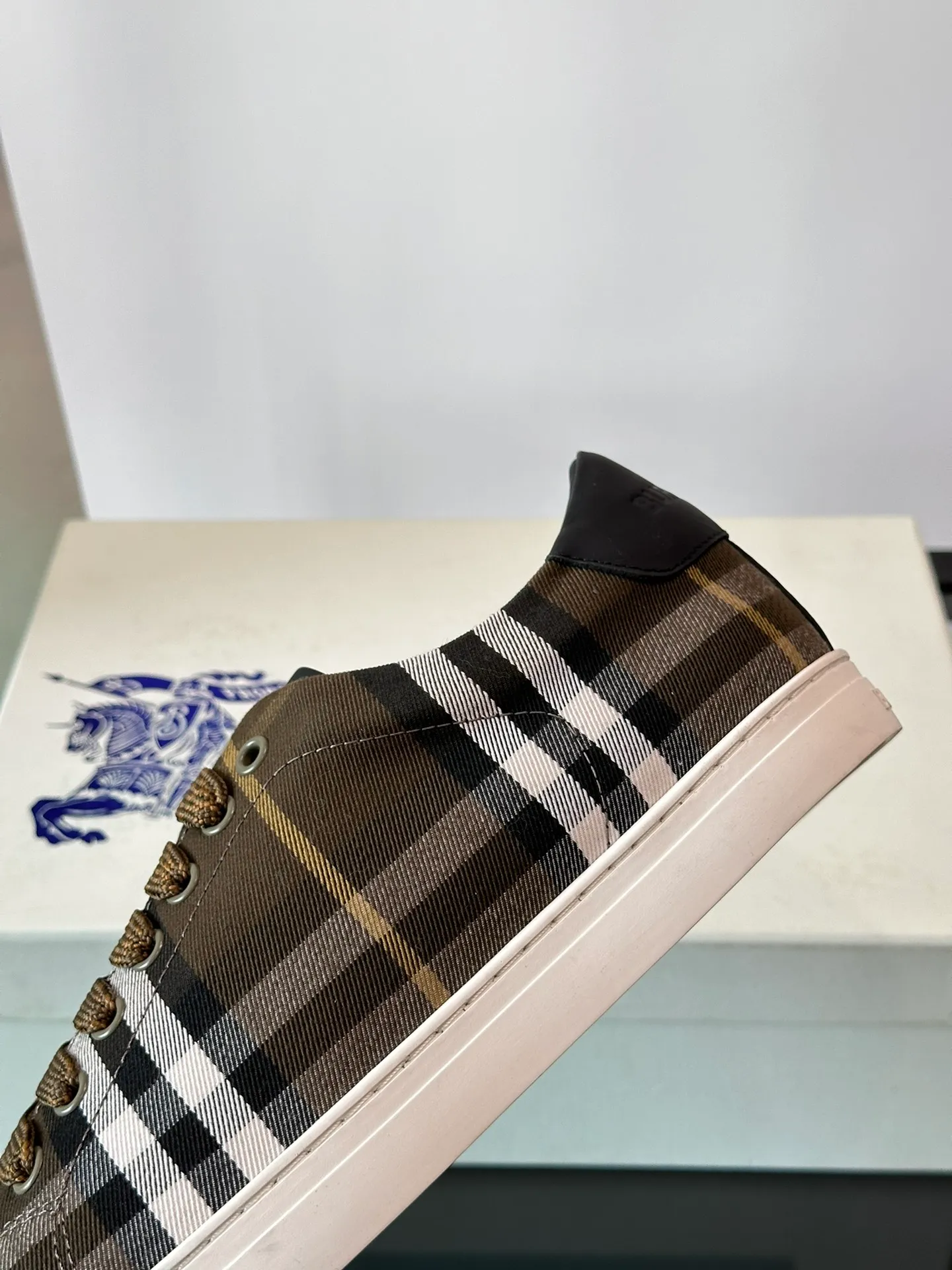 P380▫️B’s men’s classic low-top sneakers are reinterpreted in Vintage plaid cotton and cowhide materials, and decorated with a new brand logo. First-layer sheepskin lining, heel decorated with Burberry letter embossed logo, original outsole Size: 38-44 (45 customized) No. 068